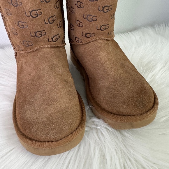 UGG Classic Short Embossed Logo Sz: 6 - Picture 2 of 11